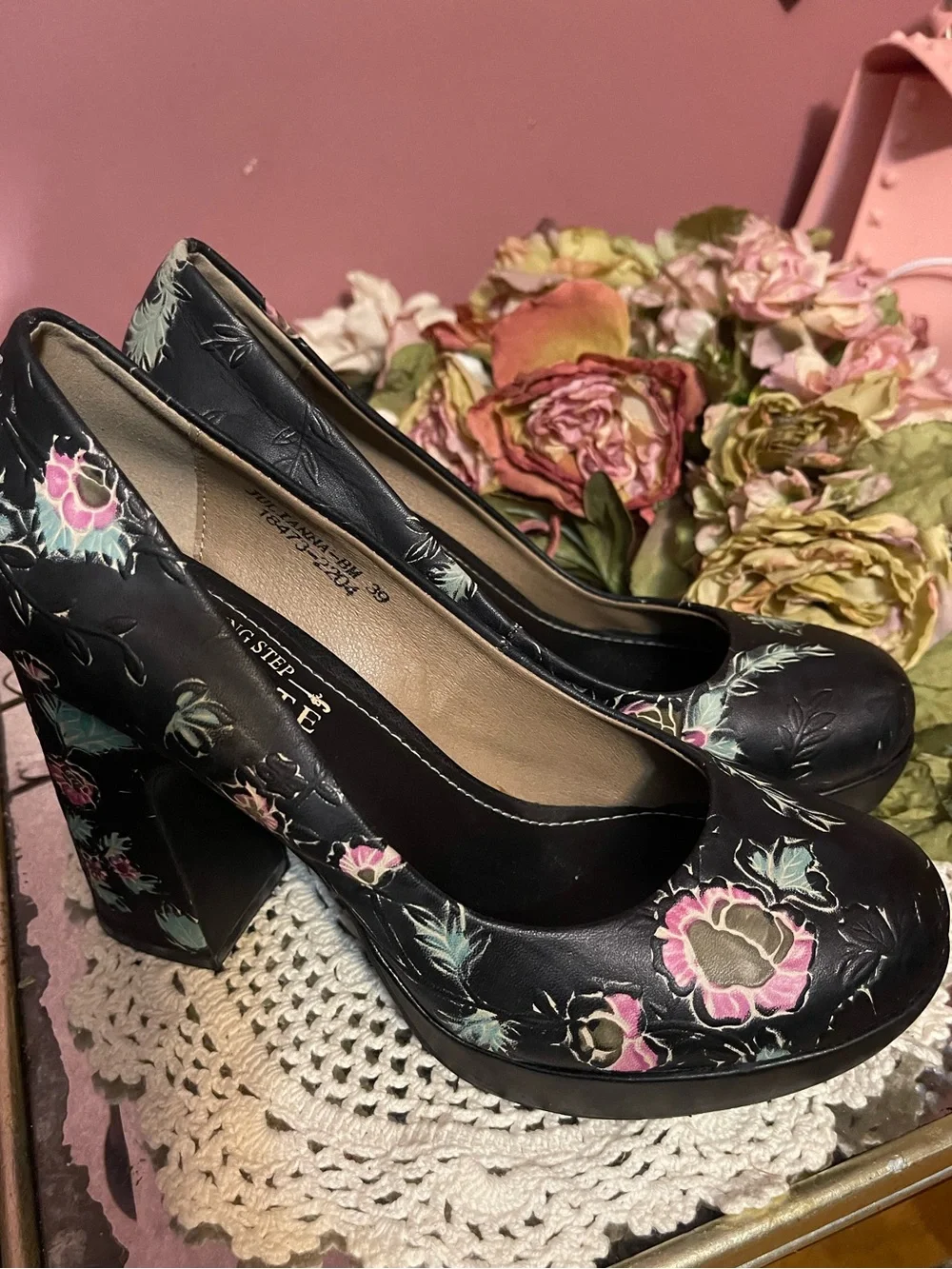 L’Artiste Black Floral Platform Pump with Pink Accents